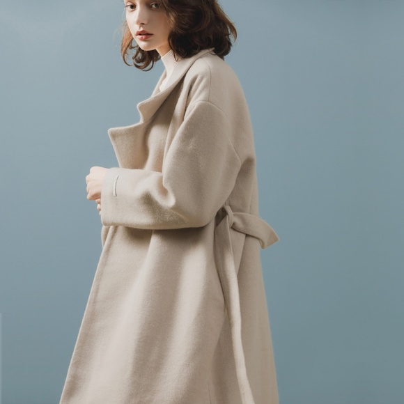 🚫SOLD🚫 Oversize Lapel Woolen with Belt Coat - Picture 4 of 8